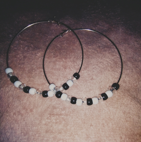 The Queenz Variety Big Hoop Earrings - Picture 4 of 7